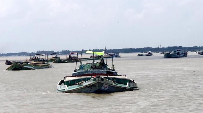 দৌলতদিয়া নৌরুটে চলাচলকারী বালুবাহী বাল্কহেড থেকে চাঁদা আদায়ের অভিযাগ!